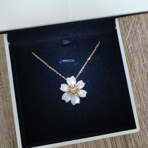 18K Mother of Pearl Necklace Rose de Noel Brandnew